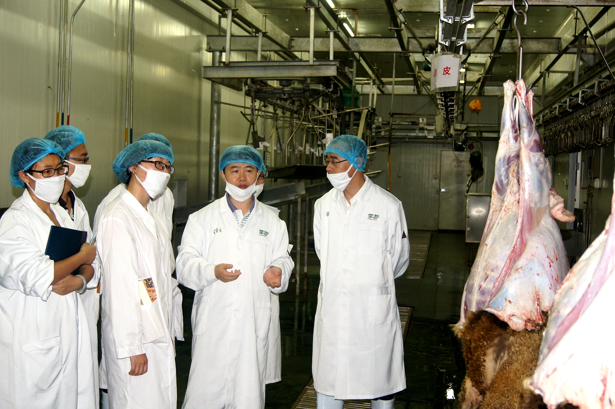 1 張德權研究員在畜禽屠宰加工企業指導.jpg