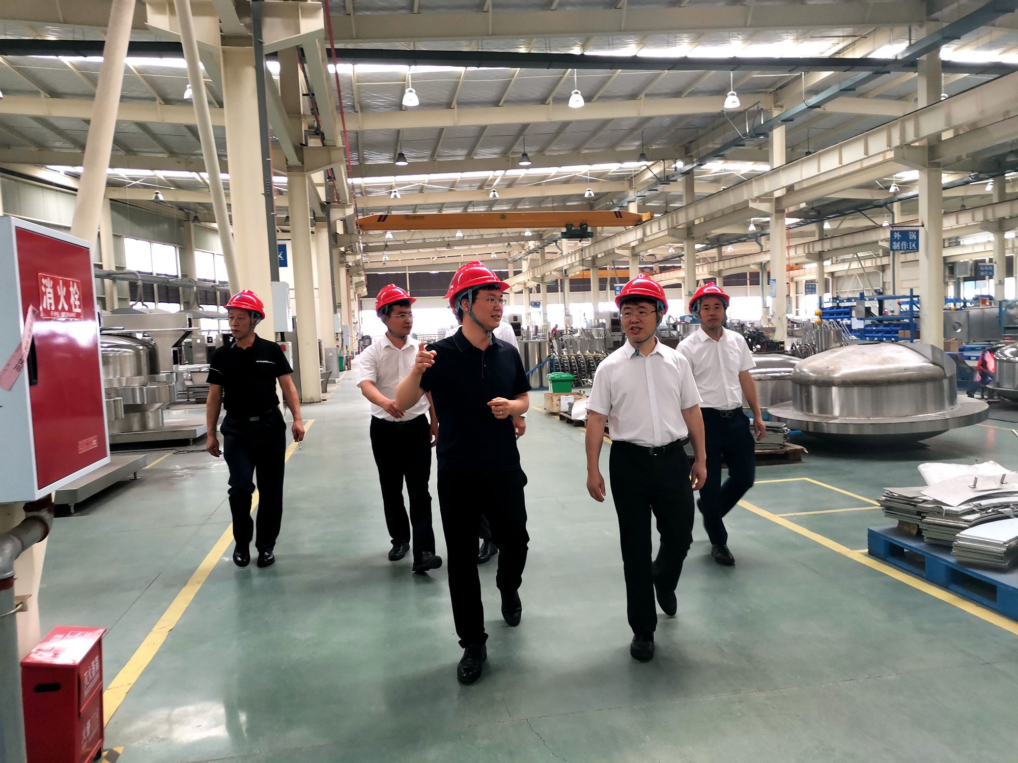 2 張德權研究員指導肉品加工生產線建設.jpg