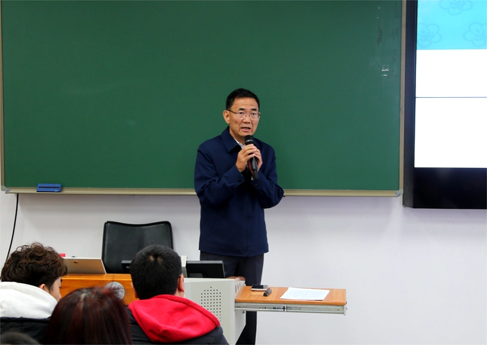 1全國政協委員、中國農業科學院原黨組書記張合成研究員授課.JPG
